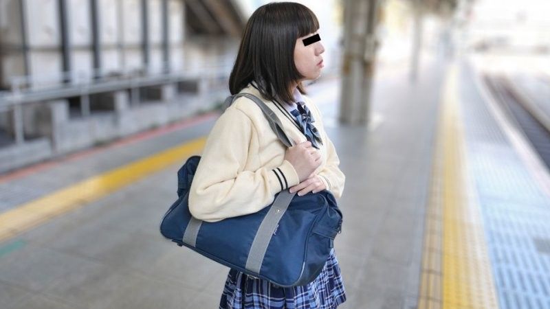 針對準備進食的製服女孩