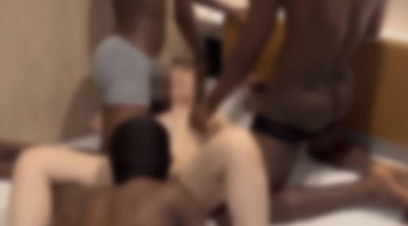 【無碼・初次】【70%OFF】在男友面前，3個巨根黑人激烈抽插巨臀・美乳美女，大量精液・無套中出的NTR汗流浹背4P性愛！