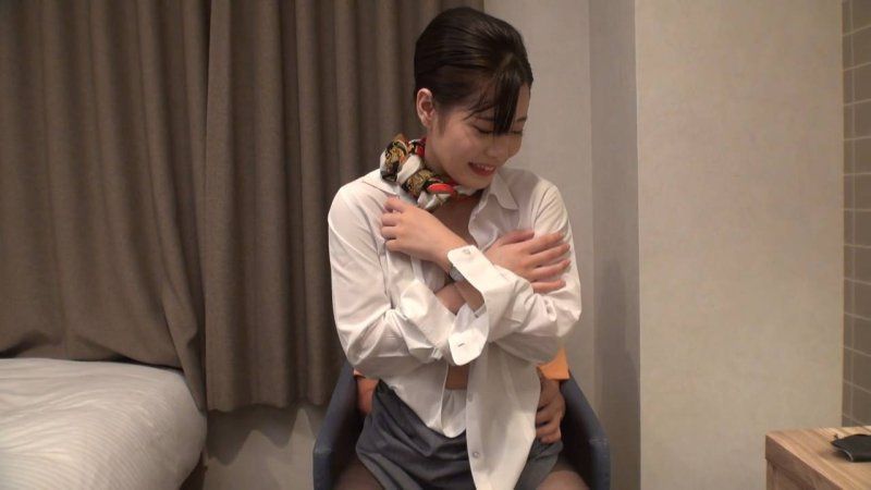 【初次拍攝】外資航空公司勤務 CA 24歲。記錄從憧憬的黑色絲襪美腿出色的空姐那裡得到第一次也是最後的破處樣貌。中出性愛拍攝。